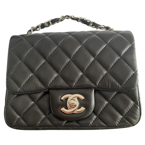 chanel schwarze kleine tasche|Kleine klassische tasche, Genarbtes kalbsleder & goldfarbenes.